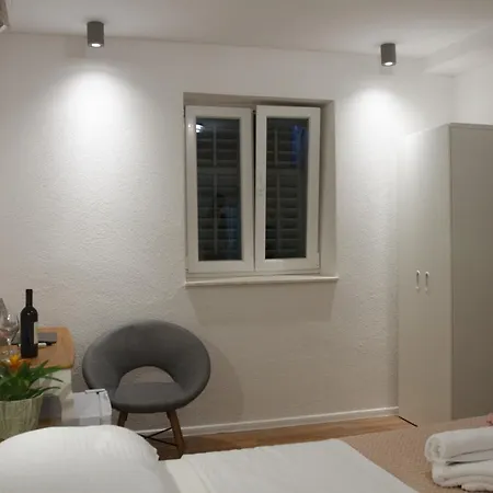 Old Stone House In Historical Area בית נופש