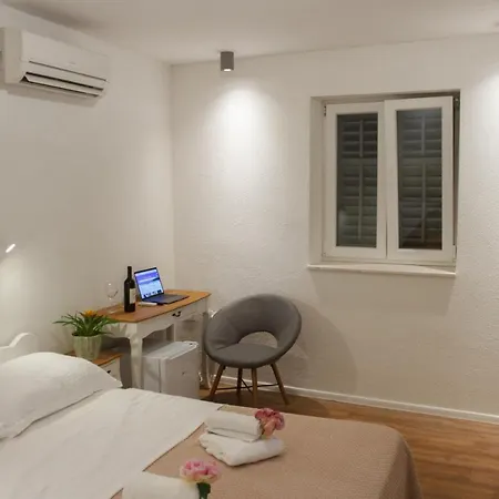 Old Stone House In Historical Area * سبليت